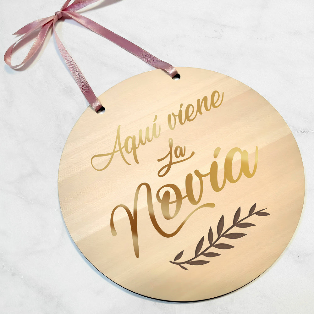 Cartel de Madera "Aquí Viene la Novia" – Decoración de Boda