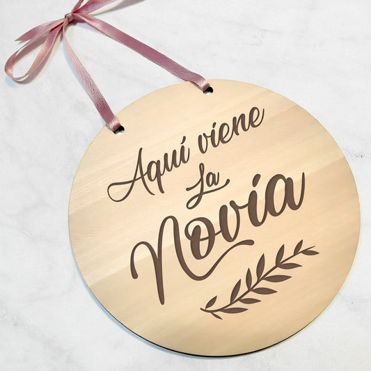 Cartel de Madera "Aquí Viene la Novia" – Decoración de Boda